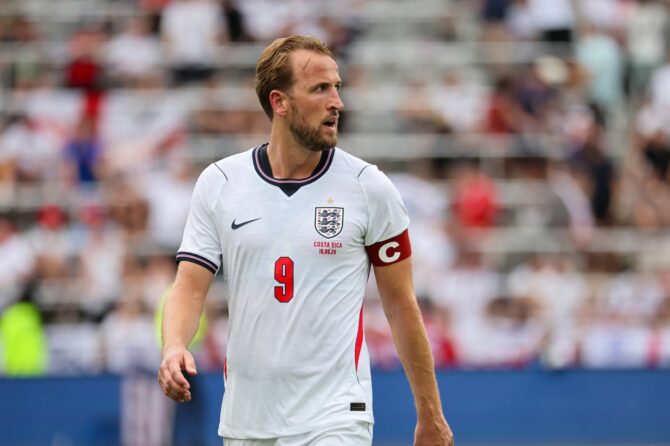 Englands Kapitän und Stürmer Harry Kane (Nummer 9) beobachtet das Geschehen im Testspiel gegen Costa Rica. Die Partie fand am 10. Juni 2026 im Inter&Co Stadium in Orlando, Florida, statt. Alex Menendez / Getty Images North America via Getty Images