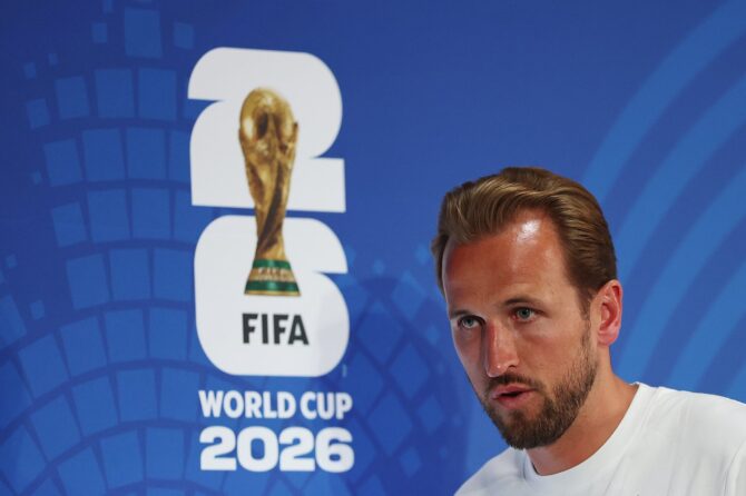 Englands Kapitän Harry Kane bei der Pressekonferenz vor dem Logo der FIFA Weltmeisterschaft 2026, einen Tag vor dem Gruppenspiel L gegen Kroatien, am 16. Juni 2026 im Dallas Stadium in Dallas, Texas. Stacy Revere / Getty Images