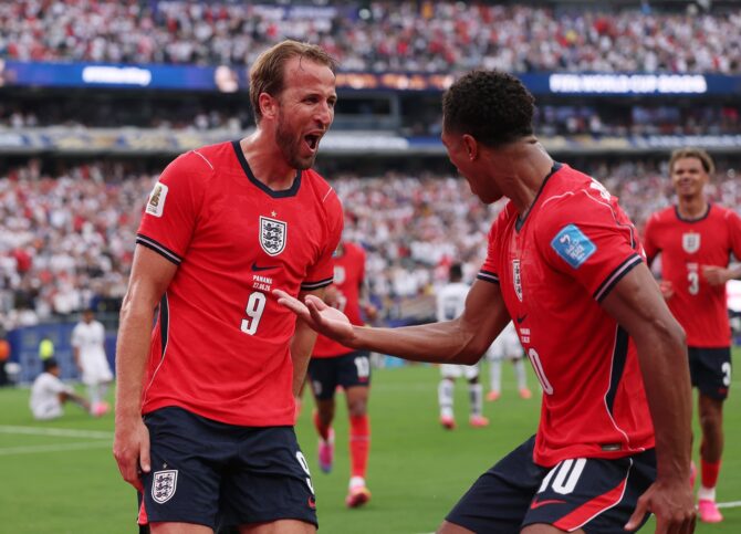 Englands Harry Kane bejubelt gemeinsam mit Jude Bellingham das 2:0 im Gruppenspiel der Gruppe L bei der Fußball-Weltmeisterschaft 2026 gegen Panama. Die Partie fand am 27. Juni 2026 im New York New Jersey Stadium in East Rutherford, New Jersey, statt. Mattia Ozbot / Getty Images