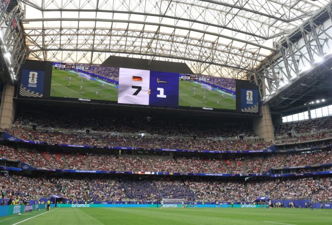 Blick in das ausverkaufte Houston Stadium: Die Videowand zeigt den deutlichen 7:1-Spielstand, als Deutschland am 14. Juni 2026 sein WM-Gruppenspiel der Gruppe E gegen Curaçao bestreitet. (Lars Baron / Getty Images)