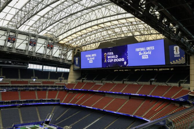 Blick in das überdachte Houston Stadium, dessen Anzeigetafel den Schriftzug der FIFA WM 2026 zeigt, aufgenommen am 10. Juni 2026 in Houston, Texas. Jack Gorman / Getty Images