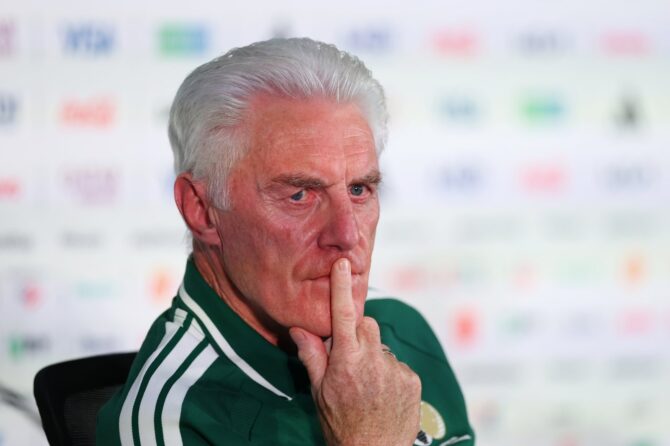 Hugo Broos, Cheftrainer der südafrikanischen Nationalmannschaft, spricht bei der Pressekonferenz einen Tag vor dem WM-Auftaktspiel gegen Mexiko am 10. Juni 2026 im Mexico City Stadium in Mexiko-Stadt. (Carl Recine / Getty Images)