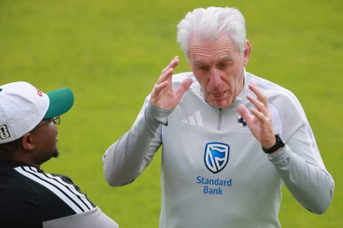 Hugo Broos, Cheftrainer der südafrikanischen Nationalmannschaft, gestikuliert während eines Trainings am 3. Juni 2026 im Estadio Hidalgo in Pachuca, Mexiko. (Manuel Velasquez / Getty Images)