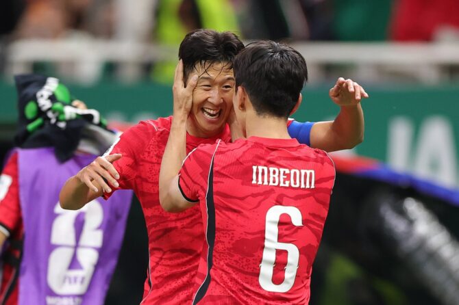 Hwang In-beom jubelt nach seinem Tor zum 1:0 für Südkorea im WM-2026-Gruppenspiel der Gruppe A gegen Tschechien am 11. Juni 2026 im Guadalajara-Stadion. An seiner Seite feiert Superstar Heung-min Son. (Alex Slitz / Getty Images)
