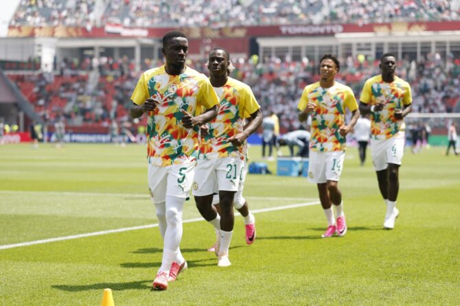 Idrissa Gana Gueye (Nummer 5) und seine Mitspieler von Senegal wärmen sich vor dem Gruppe-I-Spiel der WM 2026 gegen den Irak auf. Die Szene entstand am 26. Juni 2026 im Toronto Stadium in Toronto, Ontario. Michael Reaves / Getty Images