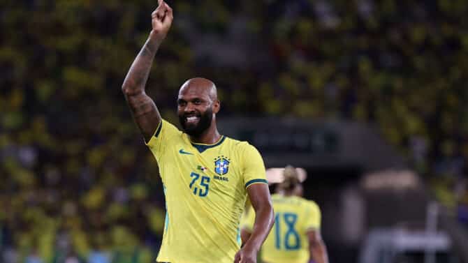 Igor Thiago jubelt mit erhobenem Zeigefinger im gelben Trikot Brasiliens
