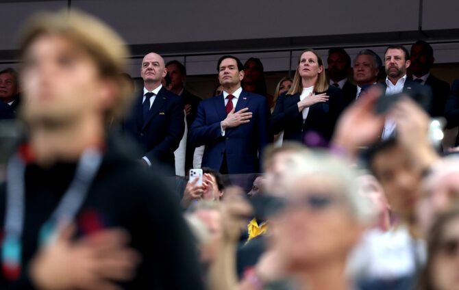 FIFA-Präsident Gianni Infantino (links) und US-Außenminister Marco Rubio verfolgen während der Hymnen das WM-Spiel der Gruppe D zwischen den USA und Paraguay. Die Partie fand am 12. Juni 2026 im Los Angeles Stadium in Los Angeles statt. (Jamie Squire / Getty Images North America via Getty Images)