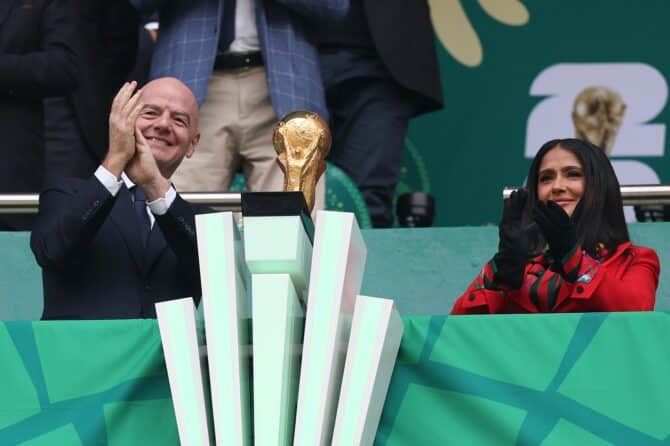 FIFA-Präsident Gianni Infantino und Schauspielerin Salma Hayek winken den Zuschauern beim WM-2026-Gruppenspiel zwischen Mexiko und Südafrika am 11. Juni 2026 im Mexico City Stadium zu. (Luke Hales / Getty Images)