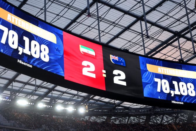 Großanzeige im Los Angeles Stadium mit dem Spielstand 2:2 und der Zuschauerzahl 70.108 beim WM-Spiel Iran gegen Neuseeland