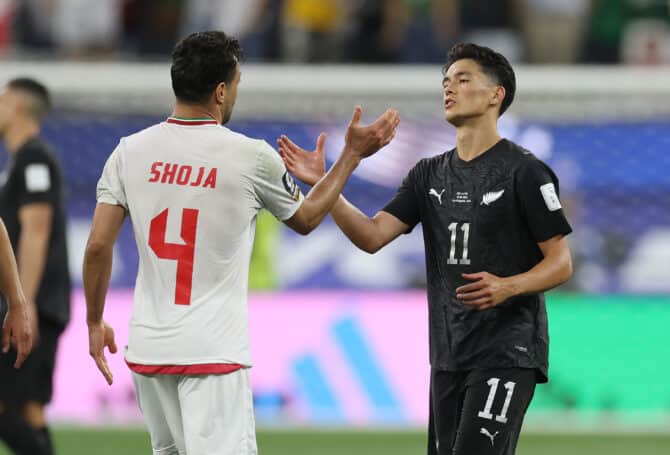 Iran-Spieler Shoja Khalilzadeh (#4, weiß) und Neuseelands Elijah Just (#11, schwarz) reichen sich nach dem Spiel die Hände.