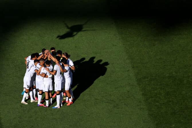 Foxborough, Massachusetts, USA, 16. Juni 2026: Die Spieler der irakischen Nationalmannschaft versammeln sich vor dem WM-Spiel der Gruppe I gegen Norwegen im Boston Stadium zu einem Teamkreis. (Foto: Buda Mendes/Getty Images)
