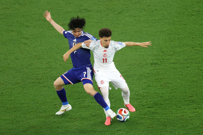 Tunesiens Ismaël Gharbi im Zweikampf um den Ball mit Japans Ao Tanaka