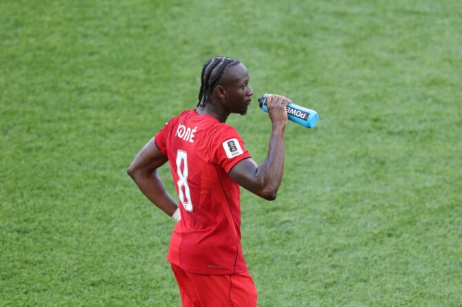 Ismael Koné (Nr. 8) trinkt während einer Spielpause im WM-2026-Gruppenspiel der Gruppe B zwischen Kanada und Bosnien-Herzegowina am 12. Juni 2026 im Toronto Stadium. Der Mittelfeldspieler gehört zu den Schlüsselspielern der kanadischen Nationalmannschaft. (Michael Steele / Getty Images)