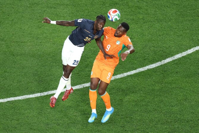 Philadelphia, Pennsylvania, USA, 14. Juni 2026: Jackson Porozo (Nr. 25) aus Ecuador setzt sich im Kopfballduell gegen Ange-Yoan Bonny (Nr. 9) von der Elfenbeinküste während des WM-Spiels der Gruppe E im Philadelphia Stadium durch. (Foto: Kevin C. Cox/Getty Images)