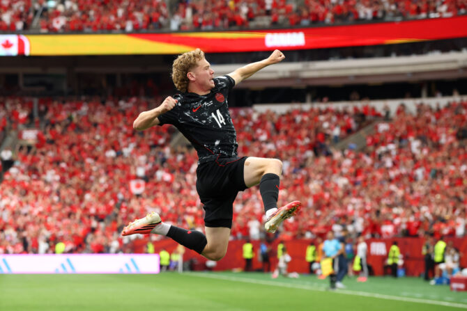 Kanadas Jacob Shaffelburg springt mit geballten Fäusten jubelnd in die Luft, im Hintergrund die rot gekleideten Fans im ausverkauften BC Place
