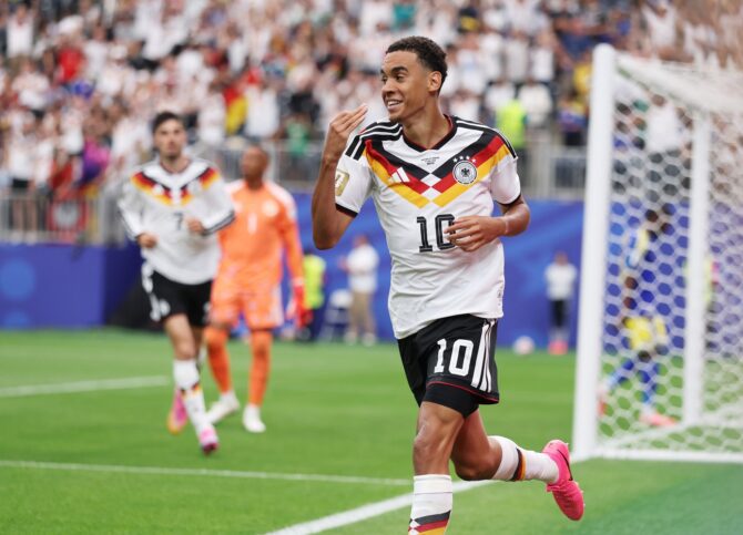 Jamal Musiala bejubelt sichtlich gut gelaunt seinen Treffer zum vierten deutschen Tor im WM-Gruppenspiel der Gruppe E gegen Curaçao. Der Offensivspieler war am 14. Juni 2026 im Houston Stadium erfolgreich. Foto: Lars Baron / Getty Images