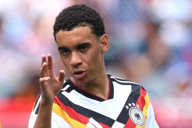 Jamal Musiala zeigt sich während des Länderspiels zwischen den USA und Deutschland konzentriert. Die Partie fand am 6. Juni 2026 im Soldier Field in Chicago statt. (Alexander Hassenstein / Getty Images North America via Getty Images)