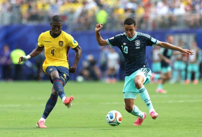 Ecuadors Joel Ordóñez behauptet den Ball gegen den deutschen Nationalspieler Jamal Musiala im WM-Gruppenspiel der Gruppe E. Die Partie fand am 25. Juni 2026 im New York New Jersey Stadium in East Rutherford statt. Alexander Hassenstein / Getty Images