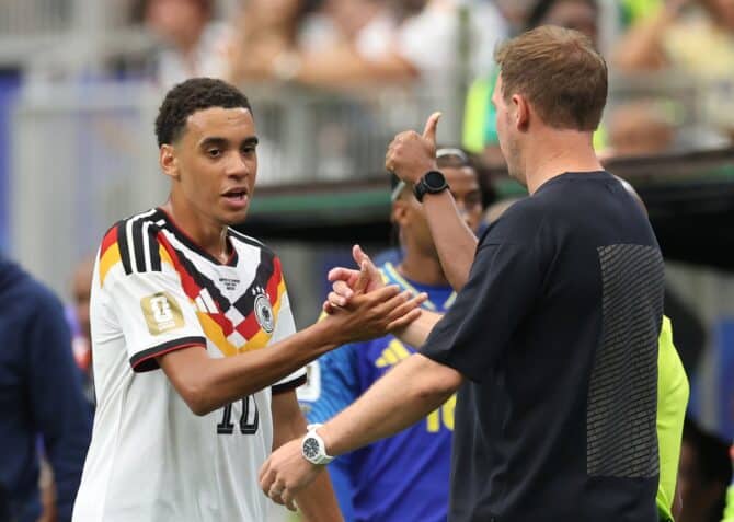 Jamal Musiala klatscht nach seinem Treffer zum vierten deutschen Tor mit Bundestrainer Julian Nagelsmann ab. Die Szene stammt aus dem WM-Gruppenspiel der Gruppe E gegen Curaçao am 14. Juni 2026 im Houston Stadium. Foto: Alexander Hassenstein / Getty Images