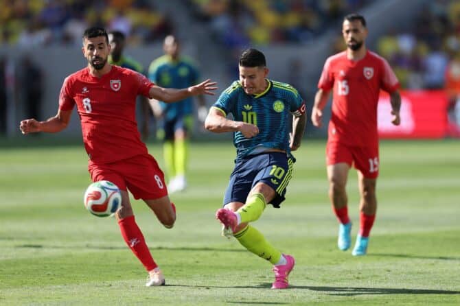 Kolumbiens Spielmacher James Rodríguez zieht im Testspiel gegen Jordanien unter Bedrängnis von Noor Al-Rawabdeh ab. Das Spiel fand am 7. Juni 2026 im Snapdragon Stadium in San Diego, Kalifornien statt. (Mike Nowak / Getty Images North America via Getty Images)
