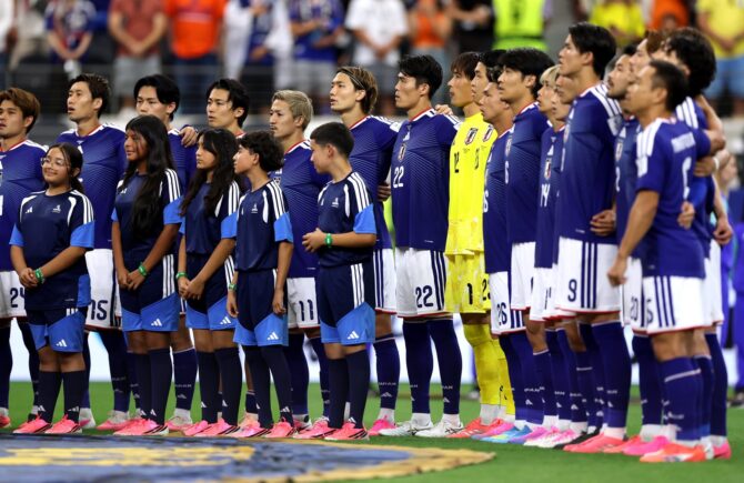 Die japanischen Spieler stehen vor dem WM-Gruppenspiel der Gruppe F gegen die Niederlande zur Nationalhymne. Die Partie fand am 14. Juni 2026 im Dallas Stadium statt. Foto: Francois Nel / Getty Images