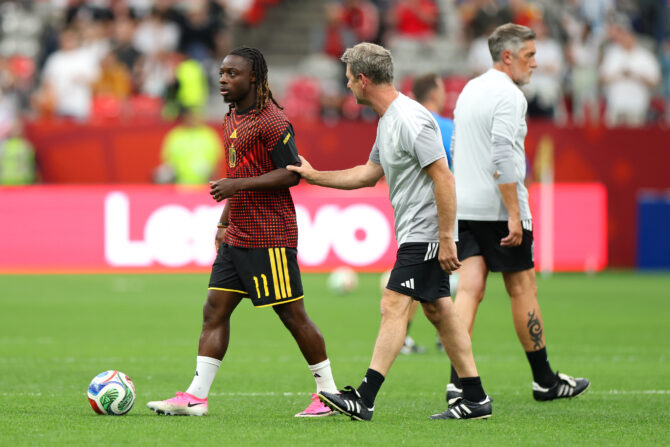 Belgiens Jérémy Doku beim Aufwärmen auf dem Rasen des BC Place in Vancouver