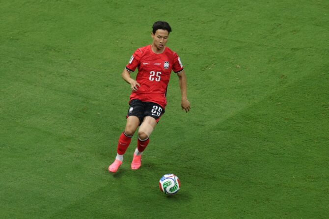 Ji-Sung Eom (Nr. 25) von Südkorea läuft mit dem Ball beim WM-2026-Gruppenspiel der Gruppe A gegen Tschechien im Guadalajara Stadium am 11. Juni 2026 in Guadalajara, Mexiko. (Lars Baron / Getty Images South America via Getty Images)