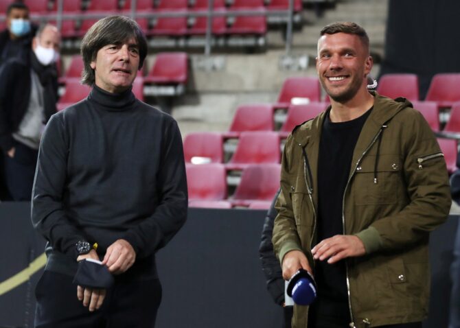 Bundestrainer Joachim Löw und ehemaliger Nationalspieler Lukas Podolski vor dem internationalen Freundschaftsspiel zwischen Deutschland und der Türkei am 7. Oktober 2020 im RheinEnergieStadion in Köln. (Lars Baron / Getty Images)