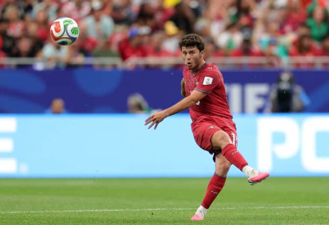 Houston, Texas, USA, 17. Juni 2026: João Neves (15) aus Portugal schlägt im WM-Gruppenspiel der Gruppe K gegen die DR Kongo im Houston Stadium eine Flanke in den Strafraum. (Foto: Alex Slitz/Getty Images)
