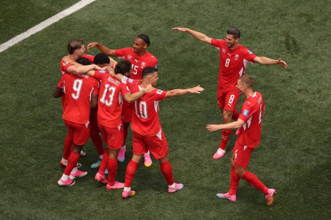Der Schweizer Johan Manzambi feiert mit seinen Teamkollegen den Treffer zum 3:0 im WM-2026-Gruppenspiel der Gruppe B gegen Bosnien und Herzegowina am 18. Juni 2026 im Los Angeles Stadium in Inglewood, Kalifornien. Richard Heathcote / Getty Images