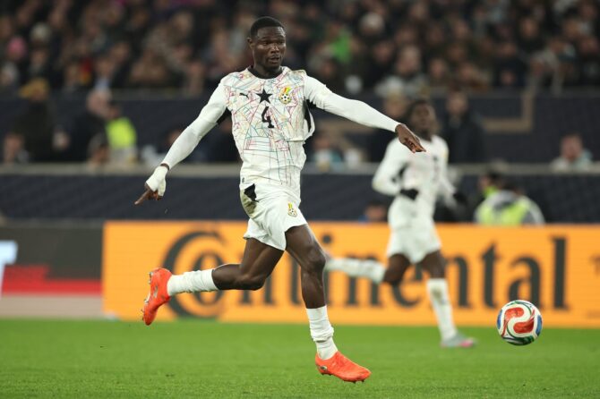 Jonas Adjetey von Ghana kontrolliert den Ball während des internationalen Freundschaftsspiels zwischen Deutschland und Ghana am 30. März 2026 in der MHP Arena in Stuttgart. (Alex Grimm / Getty Images)