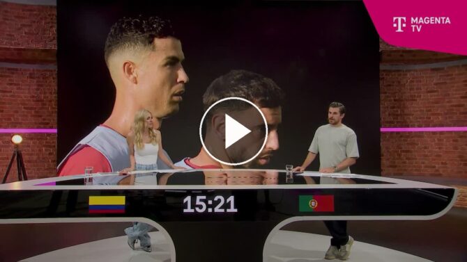 MagentaTV-Experte Jonas Hofmann im Studio, im Hintergrund Cristiano Ronaldo und Bruno Fernandes auf der Videowand vor dem WM-Spiel Kolumbien gegen Portugal.