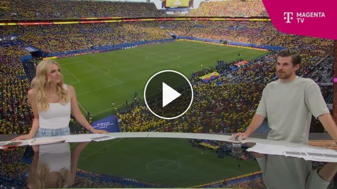 MagentaTV-Moderatorin und Experte Jonas Hofmann im Studio vor der mit kolumbianischen Fans gefüllten Videowand beim WM-Spiel Kolumbien gegen Portugal.