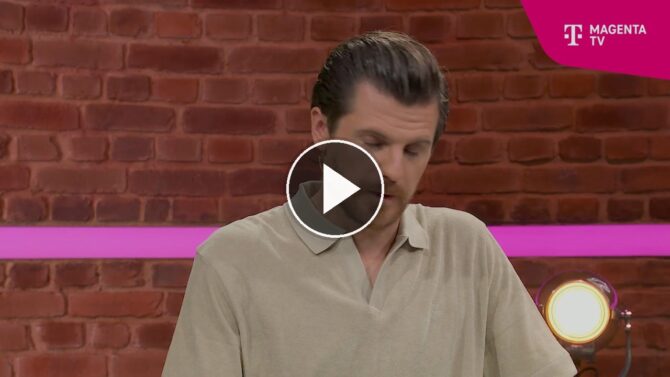 MagentaTV-Experte Jonas Hofmann im Studio bei der Analyse des WM-Spiels Kolumbien gegen die DR Kongo.