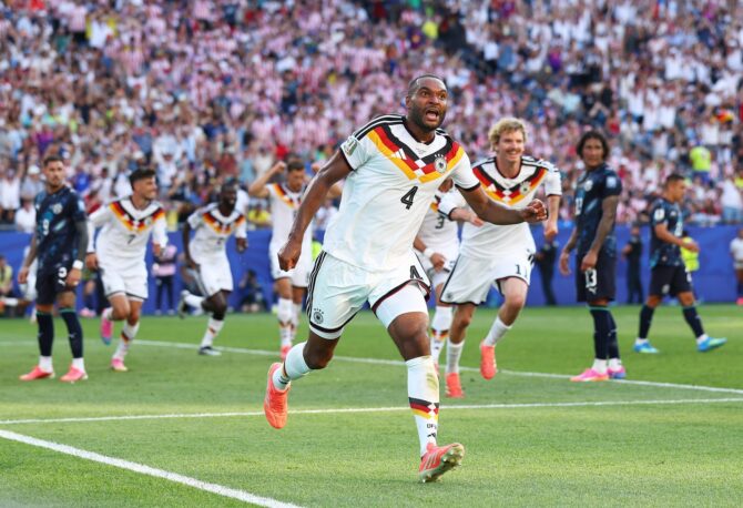 Jonathan Tah (Nummer 4) jubelt ausgelassen über seinen vermeintlichen Treffer zum 2:1, der anschließend wegen eines Foulspiels von Waldemar Anton an Paraguays Torwart Orlando Gill aberkannt wurde, während weitere deutsche Spieler herbeieilen. Aufgenommen im Sechzehntelfinale der WM 2026 zwischen Deutschland und Paraguay im Boston Stadium in Foxborough am 29. Juni 2026. (Robert Cianflone / Getty Images)