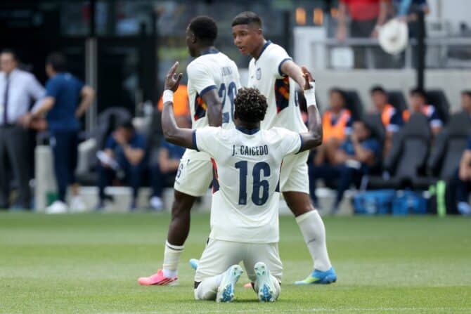Ecuadors Stürmer Jordy Caicedo geht nach seinem Treffer per Foulelfmeter in der ersten Halbzeit des Testspiels gegen Guatemala auf die Knie. Die Partie fand am 7. Juni 2026 im ScottsMiracle-Gro Field in Columbus, Ohio statt. (Kirk Irwin / Getty Images North America via Getty Images)