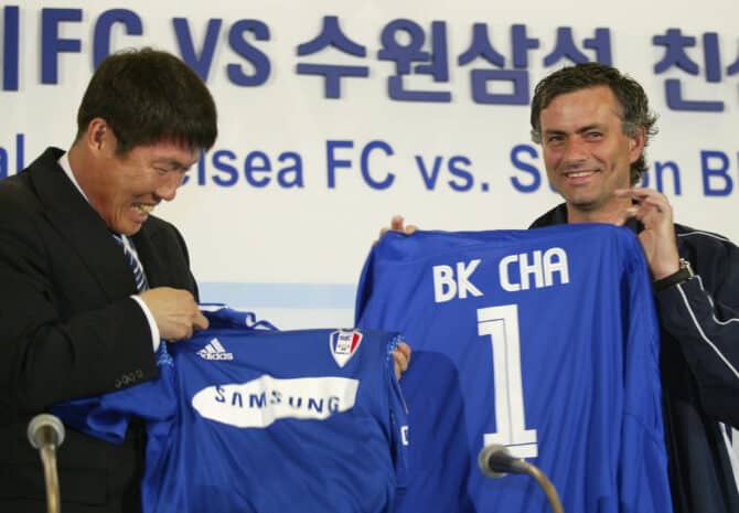Seoul, Südkorea, 19. Mai 2005: Chelseas Trainer José Mourinho (rechts) und Suwon-Samsung-Bluewings-Coach Cha Bum-kun tauschen während einer Pressekonferenz im Shilla Hotel ihre Trikots. Chelsea bereitete sich auf ein Freundschaftsspiel gegen den asiatischen Champions-League-Sieger Suwon Samsung Bluewings vor. (Foto: Chung Sung-Jun/Getty Images)