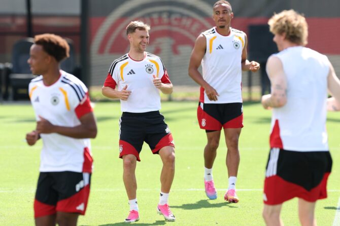 Kapitän Joshua Kimmich lacht beim Abschlusstraining der deutschen Nationalmannschaft am 13. Juni 2026 im W. Dennie Spry Soccer Stadium von Winston-Salem. Einen Tag später startet das DFB-Team gegen Curaçao in die WM 2026. (Alexander Hassenstein / Getty Images)