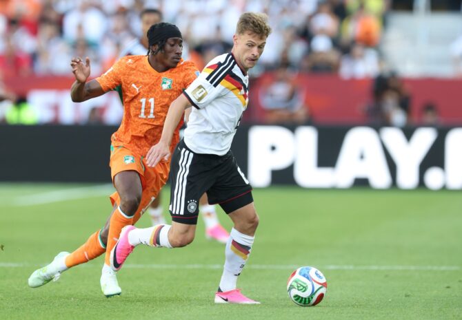 Joshua Kimmich (r.) behauptet den Ball gegen Yan Diomande (Elfenbeinküste) im WM-2026-Gruppenspiel der Gruppe E zwischen Deutschland und der Elfenbeinküste am 20. Juni 2026 im Toronto Stadium. (Alexander Hassenstein / Getty Images)