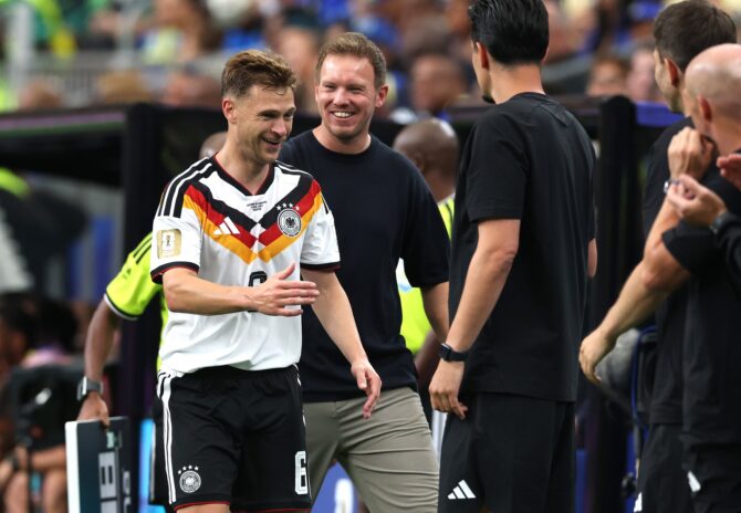 Joshua Kimmich und Bundestrainer Julian Nagelsmann lachen an der Seitenlinie während des WM-Gruppenspiels der Gruppe E zwischen Deutschland und Curaçao am 14. Juni 2026 im Houston Stadium. Foto: Alexander Hassenstein / Getty Images