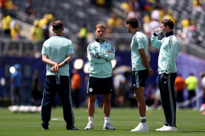 Kapitän Joshua Kimmich inspiziert gemeinsam mit seinen Teamkollegen den Rasen, bevor die deutsche Nationalmannschaft am 25. Juni 2026 im New York New Jersey Stadium in East Rutherford zum WM-Gruppenspiel der Gruppe E gegen Ecuador antritt. Justin Setterfield / Getty Images