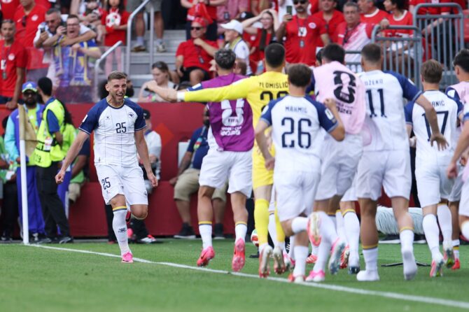 Jovo Lukic (Nr. 25) von Bosnien-Herzegowina jubelt nach seinem Treffer zum 1:0 für seine Mannschaft im WM-2026-Gruppenspiel der Gruppe B gegen Kanada im Toronto Stadium am 12. Juni 2026 in Toronto, Ontario. (Francois Nel / Getty Images North America via Getty Images)