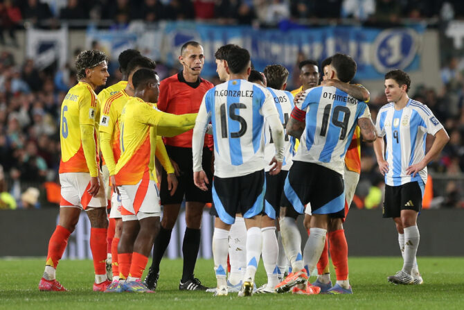 Buenos Aires, Argentinien, 10. Juni 2025: Schiedsrichter Juan Gabriel Benítez reagiert während des südamerikanischen WM-Qualifikationsspiels zwischen Argentinien und Kolumbien im Estadio Más Monumental Antonio Vespucio Liberti auf die Proteste der Spieler beider Mannschaften. (Foto: Daniel Jayo/Getty Images)