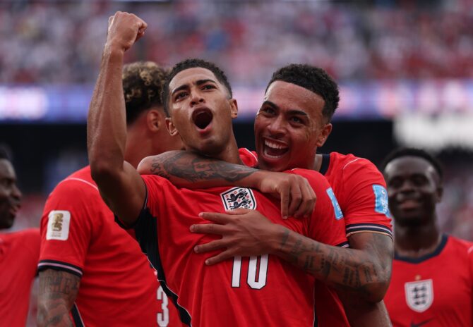 Englands Jude Bellingham bejubelt mit seinen Teamkollegen das 1:0 im Gruppenspiel der Gruppe L bei der Fußball-Weltmeisterschaft 2026 gegen Panama. Die Partie fand am 27. Juni 2026 im New York New Jersey Stadium in East Rutherford, New Jersey, statt. Mattia Ozbot / Getty Images