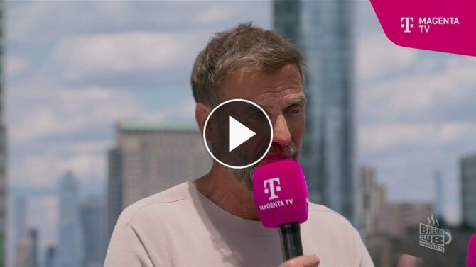 MagentaTV-Experte Jürgen Klopp im Interview auf der Breakfast-Club-Dachterrasse vor der New Yorker Skyline, vor dem WM-Spiel Argentinien gegen Österreich.