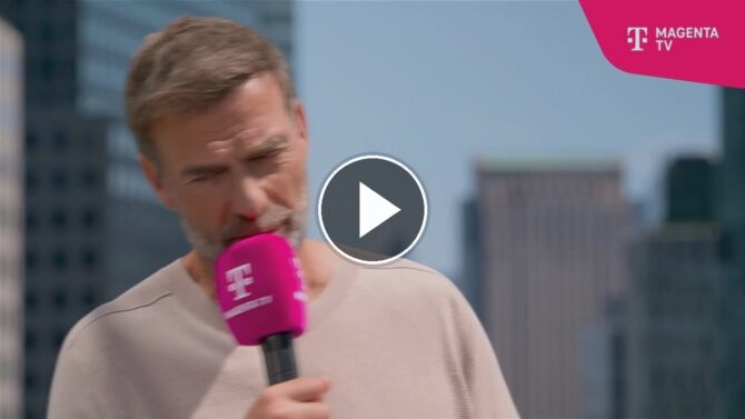 MagentaTV-Experte Jürgen Klopp im New Yorker Studio analysiert nach dem 2:1 gegen die Elfenbeinküste den möglichen deutschen Sechzehntelfinal-Gegner. (Screenshot: MagentaTV)