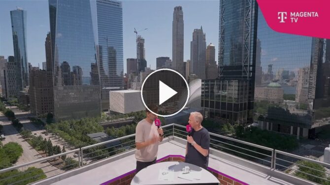 MagentaTV-Experte Jürgen Klopp im New Yorker WM-Studio ordnet den verletzungsbedingten Ausfall von Nico Schlotterbeck ein. (Screenshot: MagentaTV)