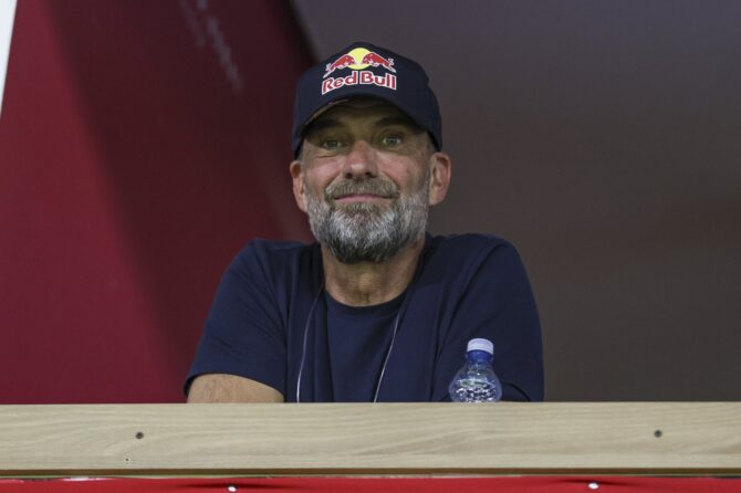 Jürgen Klopp, Global Director of Football der Red-Bull-Gruppe, verfolgt das Brasileirao-Spiel zwischen Red Bull Bragantino und Palmeiras von der Tribüne des Estádio Cícero de Souza Marques in Bragança Paulista, Brasilien, am 26. April 2026. Ricardo Moreira / Getty Images