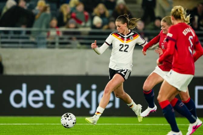 Deutschlands Offensivspielerin Jule Brand setzt sich gegen die norwegische Abwehr durch, verfolgt von Guro Bergsvand, während der Partie der Qualifikation zur FIFA Frauen-WM 2027 zwischen Norwegen und Deutschland in der Lyse Arena in Stavanger am 7. März 2026. Marius Nordnes / Nordnes Foto / Getty Images