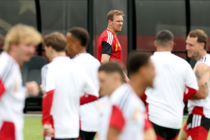 Julian Nagelsmann beobachtet das Abschlusstraining der deutschen Nationalmannschaft einen Tag vor dem WM-2026-Sechzehntelfinale gegen Paraguay an der Winston-Salem State University am 28. Juni 2026 in Winston-Salem, North Carolina. (Foto: Alexander Hassenstein/Getty Images)